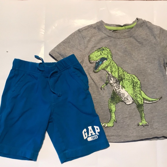 Gap Set+ 2 pair Gap Shorts - Picture 2 of 4
